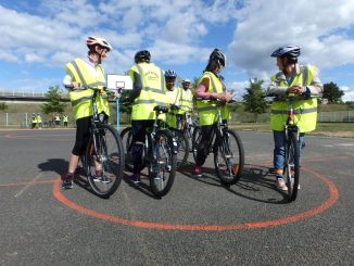 découvrez l'engagement des bénévoles à vélo qui sillonnent les routes pour aider les communautés. rejoignez-nous pour promouvoir la solidarité, l'entraide et un mode de vie éco-responsable tout en profitant de la liberté qu'offre la mobilité à deux roues.