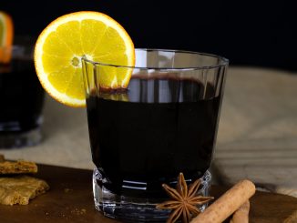 découvrez notre délicieuse recette de vin chaud sans alcool, idéale pour réchauffer vos soirées d'hiver. profitez des arômes épicés de la cannelle et du clou de girofle, mélangés à des fruits frais, sans les effets de l'alcool. parfait pour toute la famille!