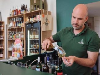 découvrez la foire du vin sans alcool à nantes, un événement unique dédié aux amateurs de boissons raffinées et innovantes. explorez une sélection exquise de vins sans alcool, participez à des dégustations, et profitez d'ateliers animés par des experts. rejoignez-nous pour célébrer le goût sans les effets de l'alcool dans une ambiance conviviale et festive.