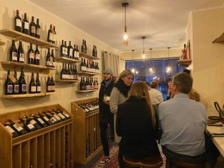 découvrez soif bar vin, votre nouvelle destination pour savourer une sélection raffinée de vins dans une ambiance conviviale. que vous soyez amateur ou connaisseur, notre équipe passionnée saura vous guider dans votre choix et vous faire vivre une expérience inoubliable autour du vin.